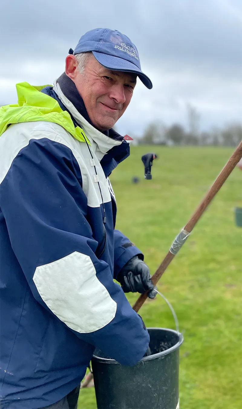 Bild på medlem som hjälper till ideellt.